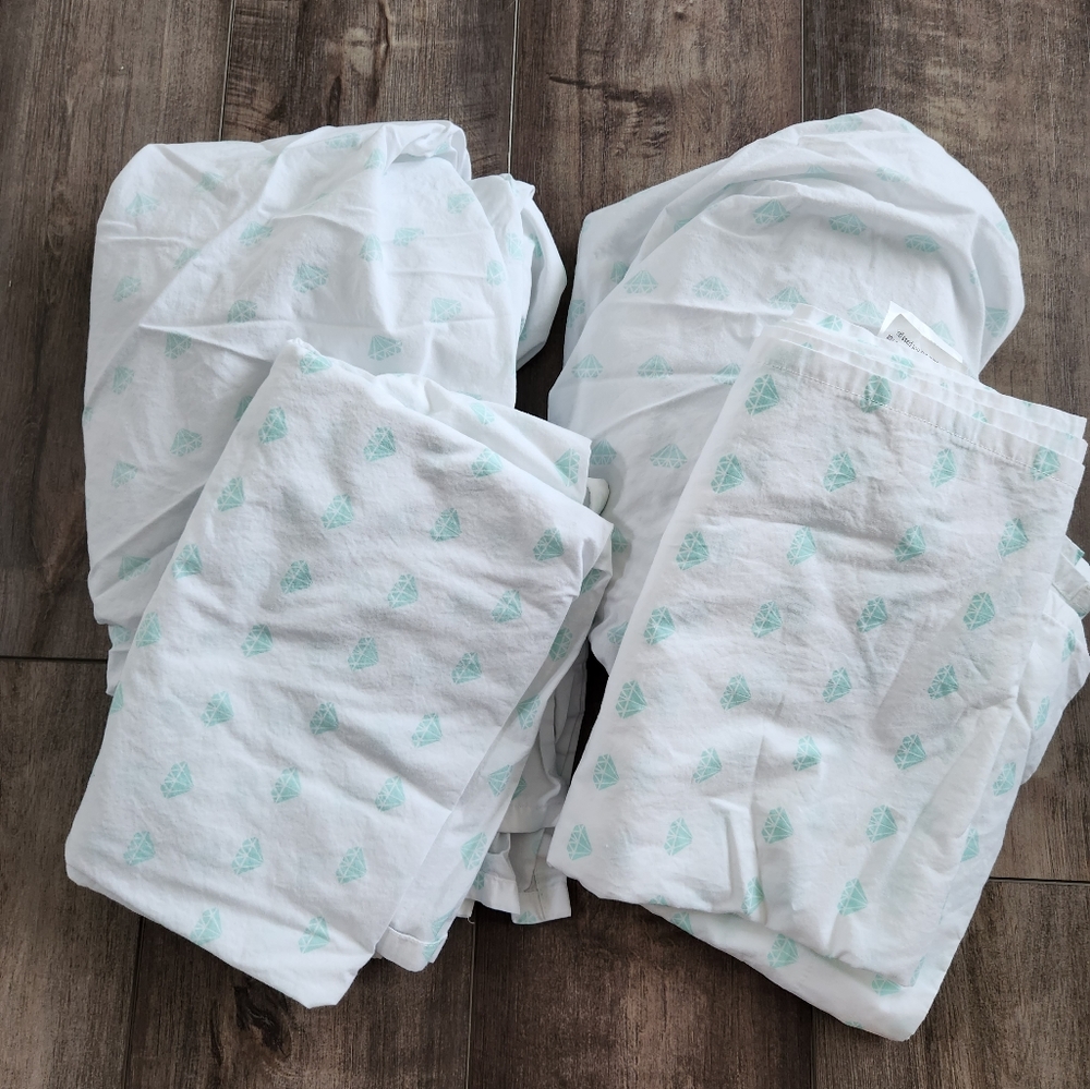 Land of Nod toddler fitted and top sheet (x2 of each), diamond pattern